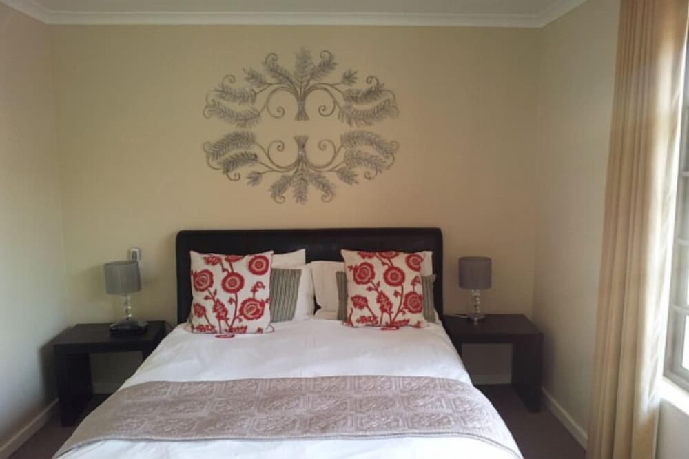 SUITE, QUEEN BED, GARDEN VIEW