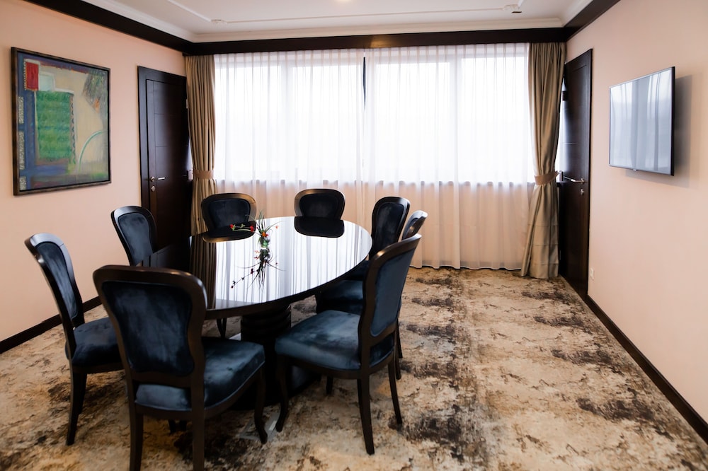 Malak Regency Hotel 67/72