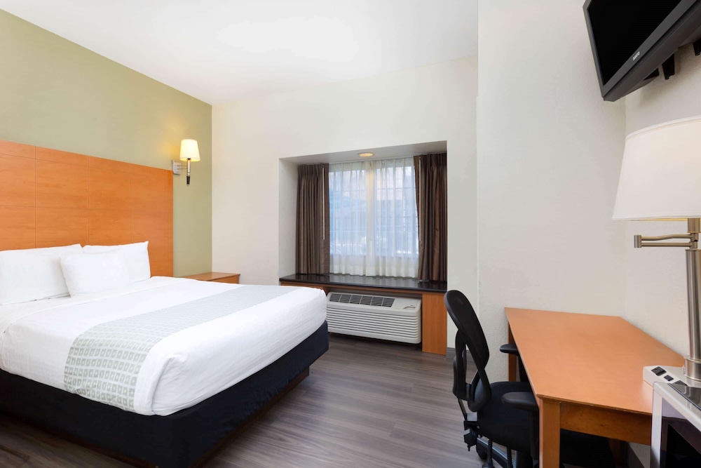 La Quinta Inn & Suites by Wyndham Tulare 12/40