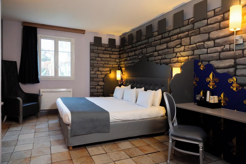 Explorers Hotel 22/67
