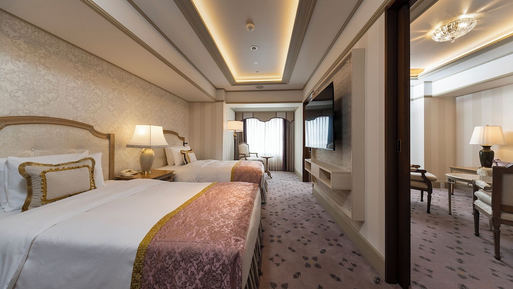 Suite, Twin Beds, West View