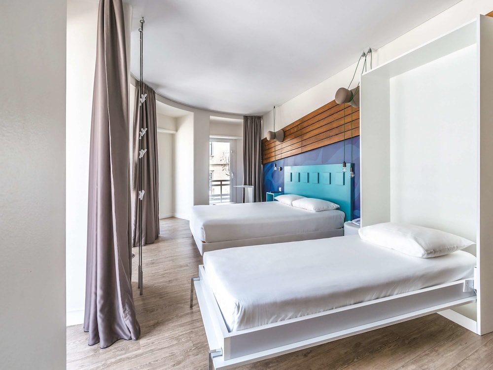 ROOM, TWIN BEDS