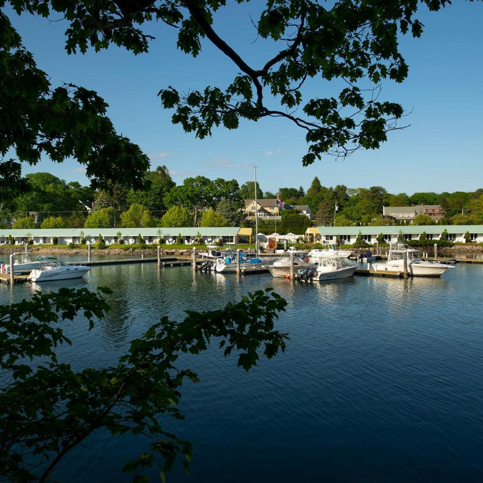 Yachtsman Hotel & Marina Club 47/60