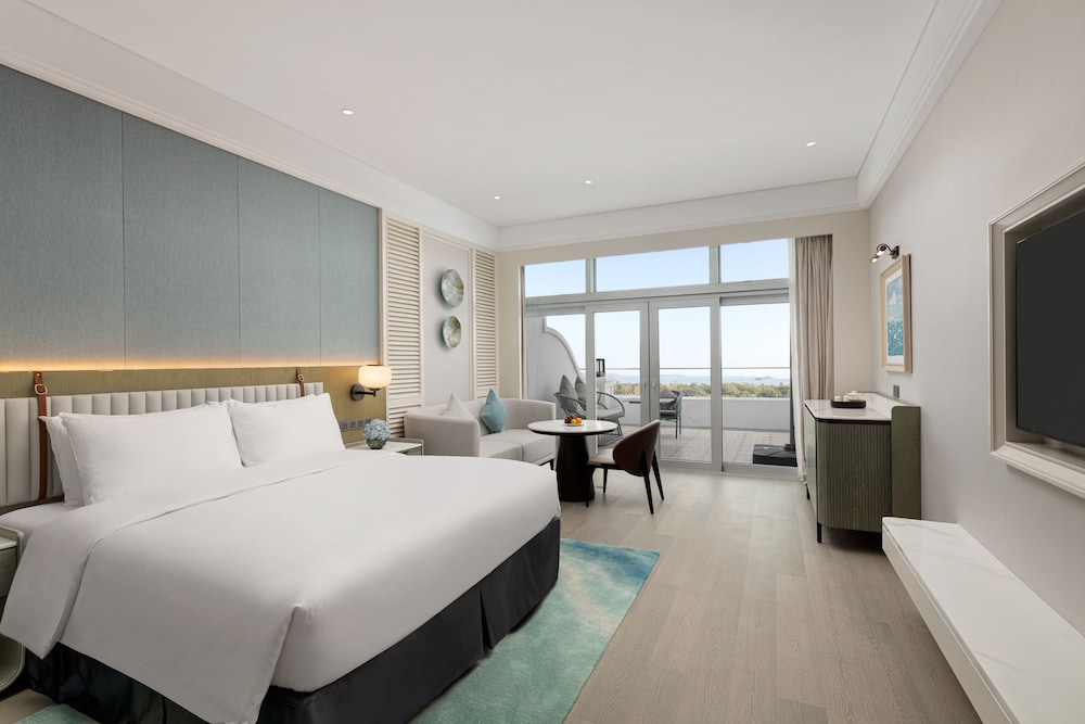 DELUXE KING ROOM