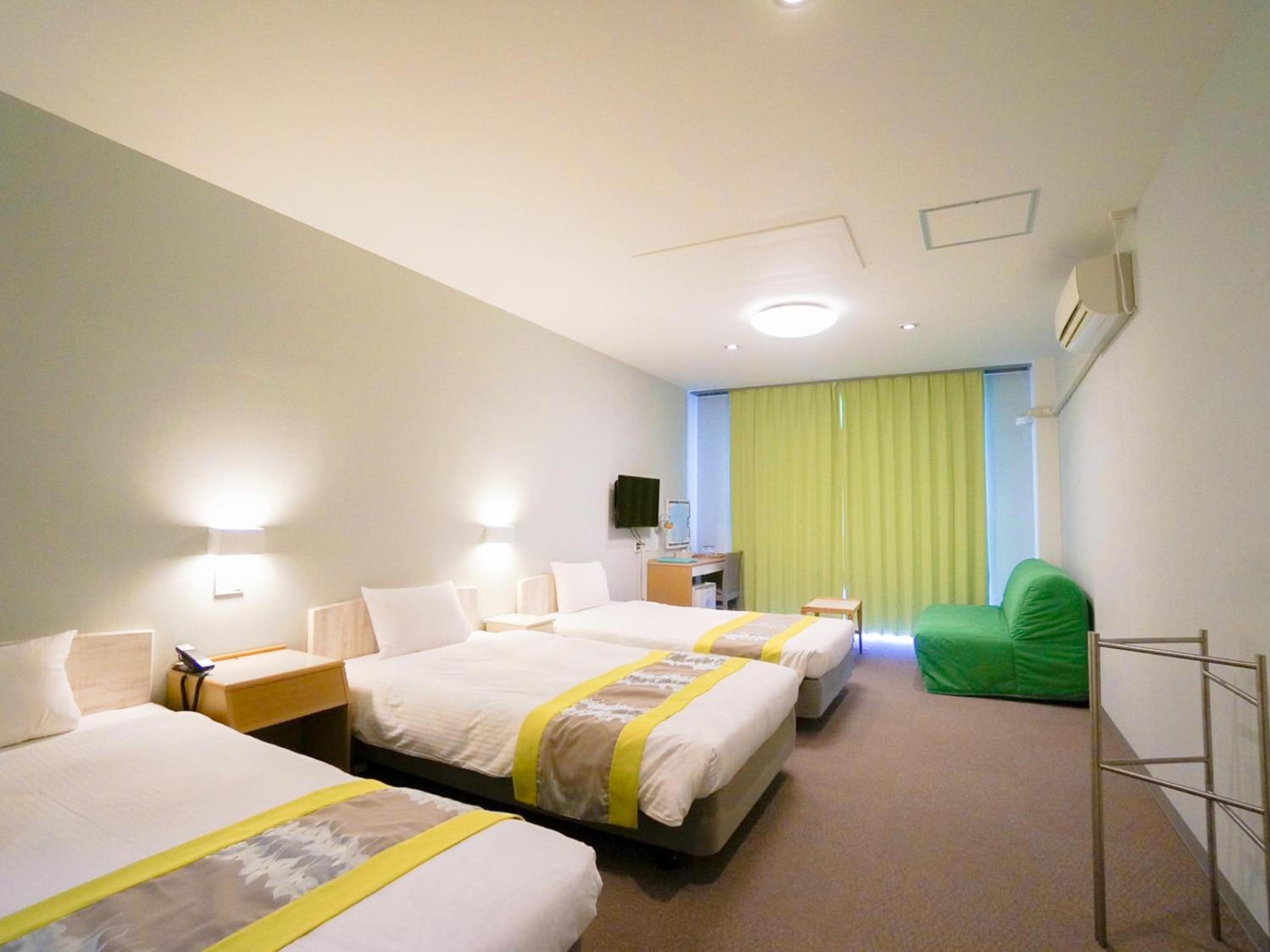 Room, Triple