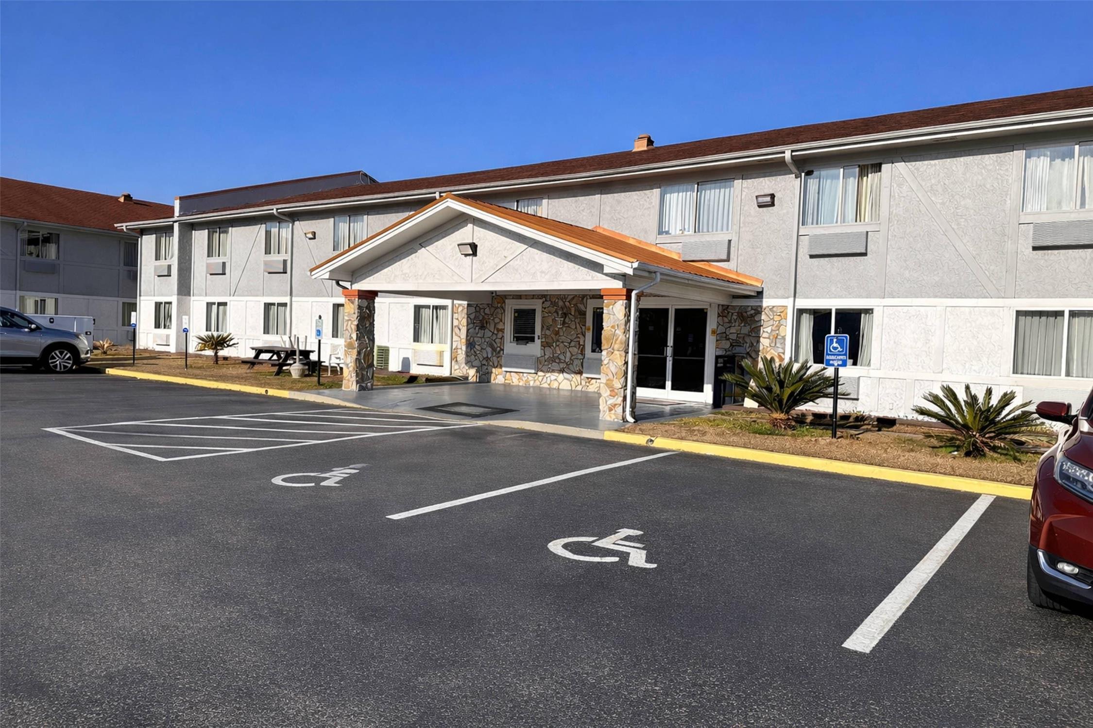 Rodeway Inn & Suites Jacksonville Near Camp Lejeune 44/51
