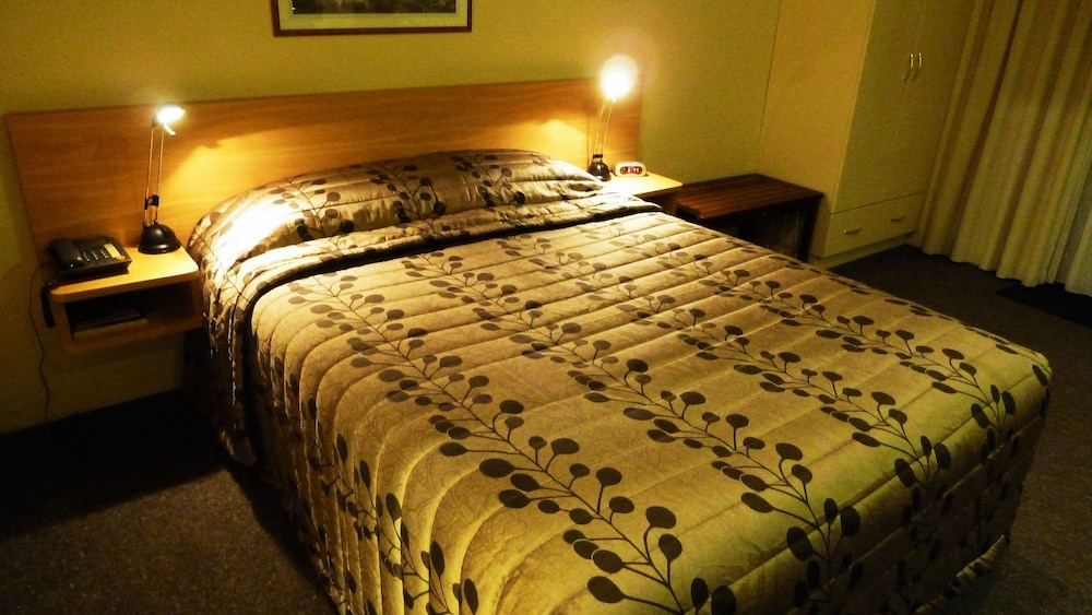 Tudor Lodge Motel 25/75