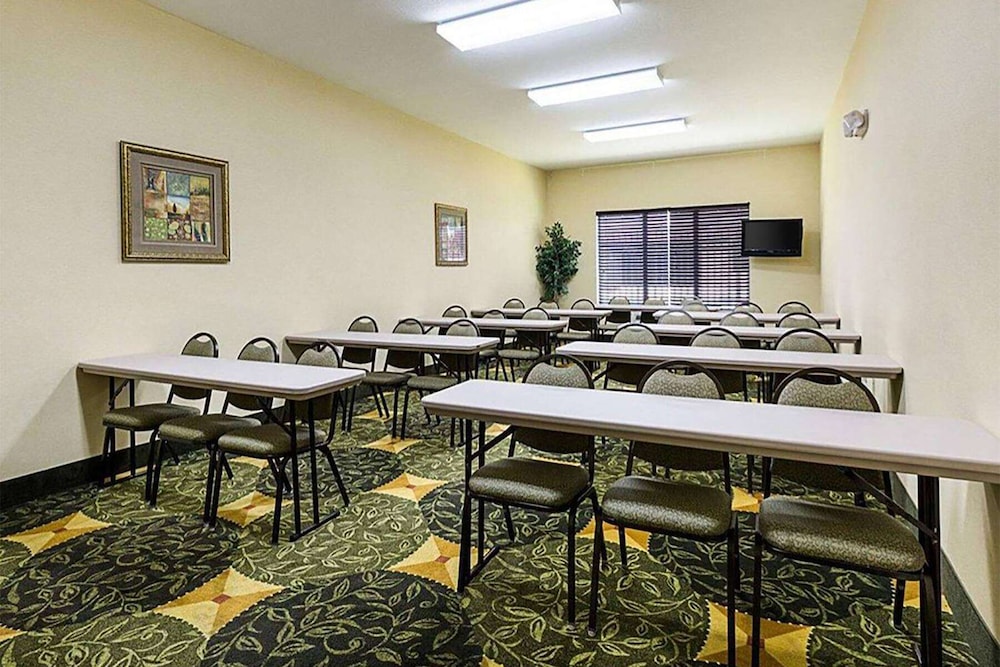 Days Inn and Suites by Wyndham Houston / West Energy Corridor 31/36