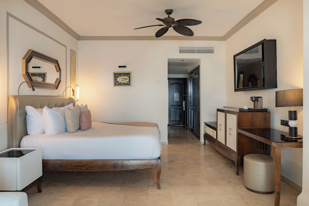 The Signature Level at Grand Palladium Lady Hamilton Resort & Spa 11/48