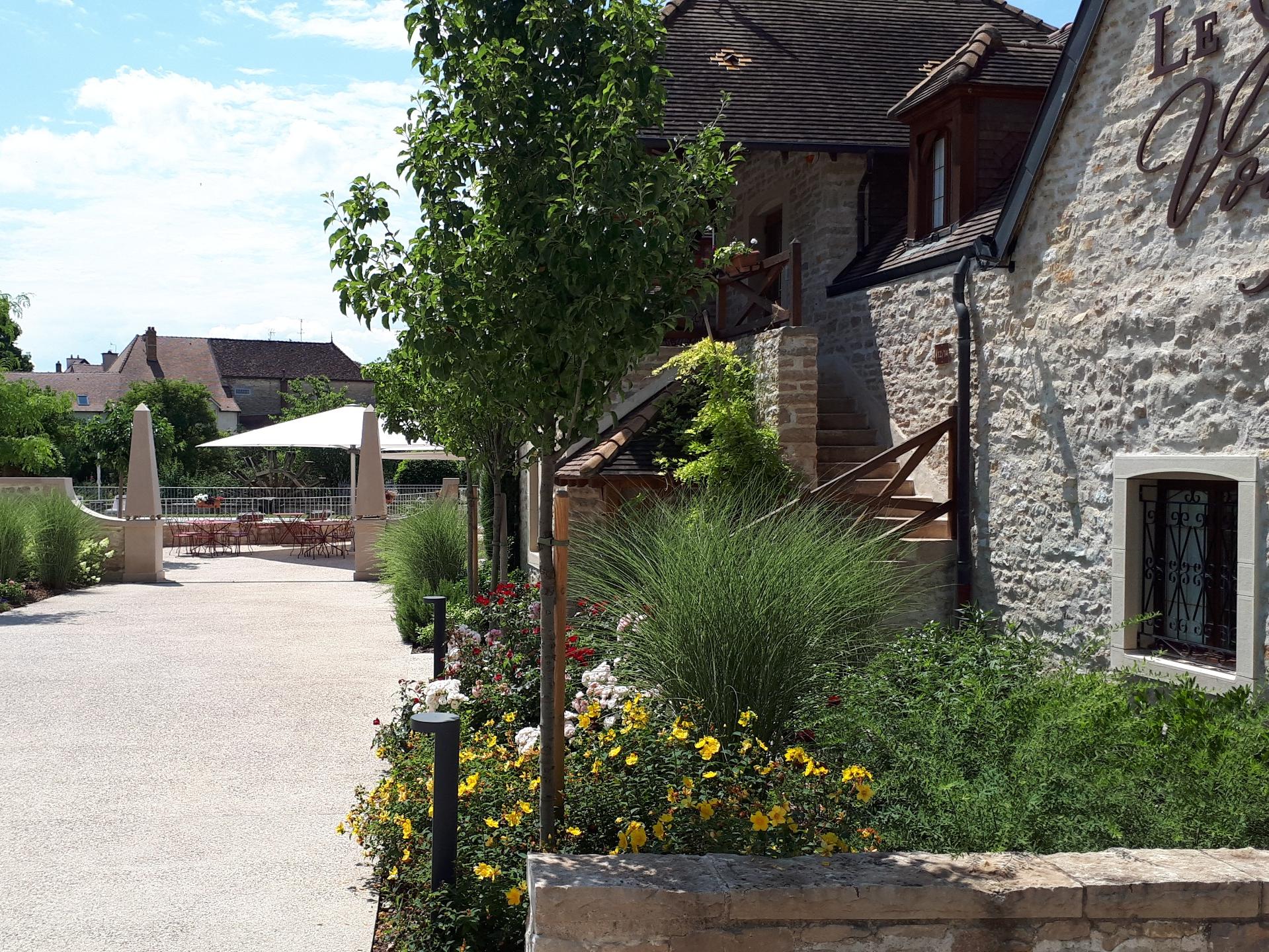 HOTEL LE CLOS DE LA VOUGE 12/16