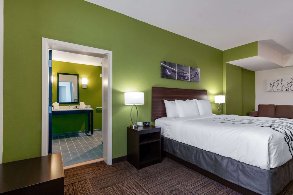 Suite, King Bed, Sofa, Accessible