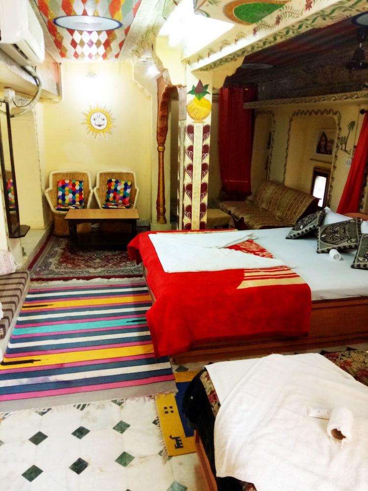 Vista Rooms at Old Royal Palace 17/38
