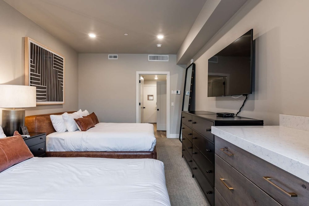 غرفة قياسية بسريرين كوين، Black Rock Mountain Resort 4/7
