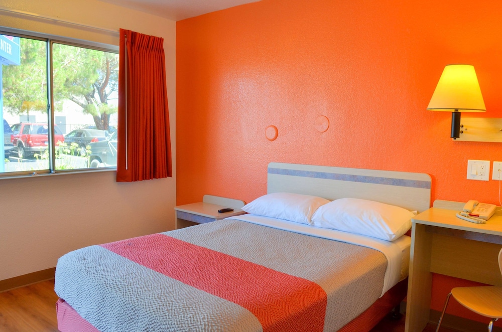 Motel 6 Santa Nella, on i-5 6/32