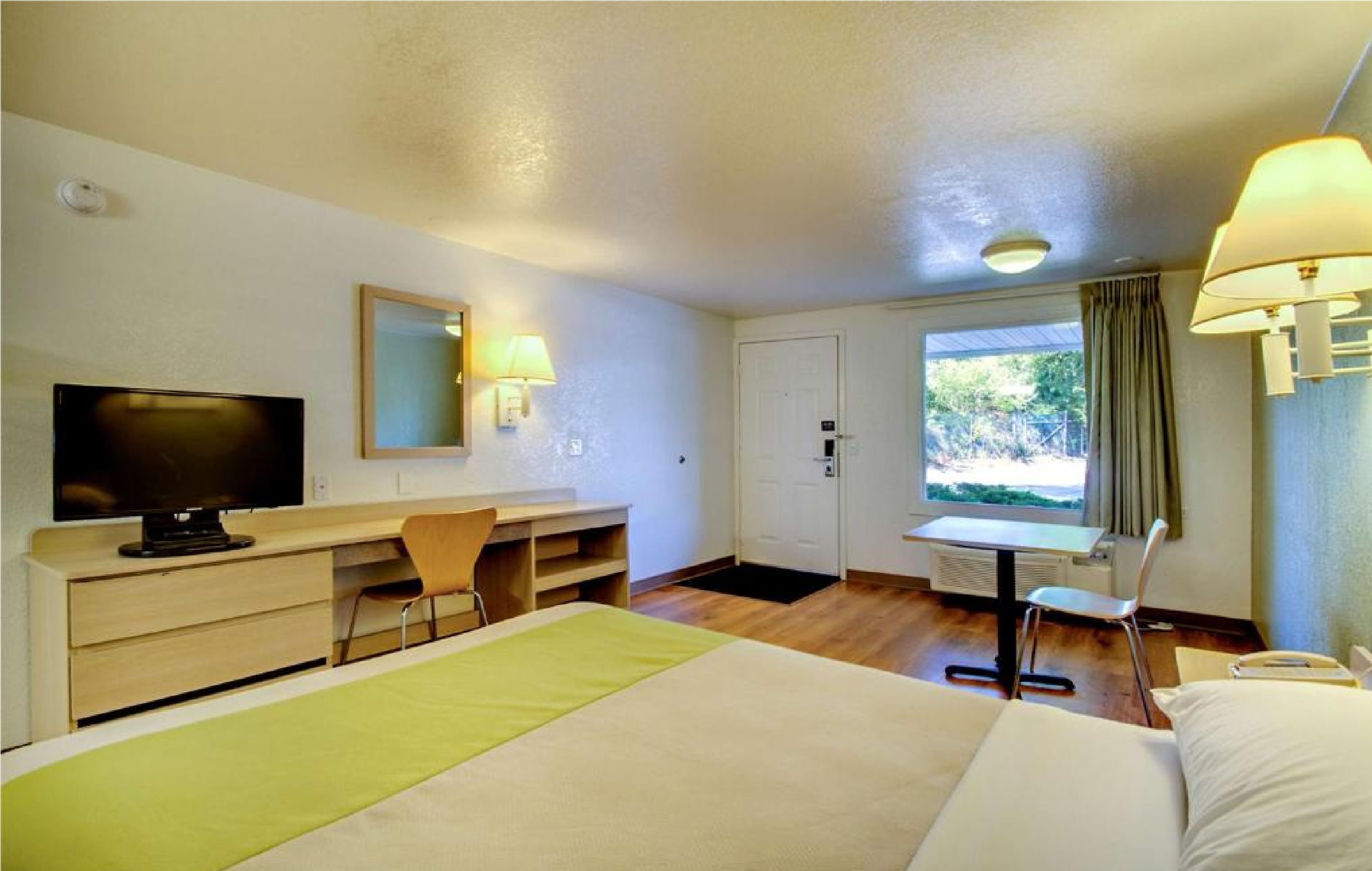 SUITE, QUEEN BED, SMOKING