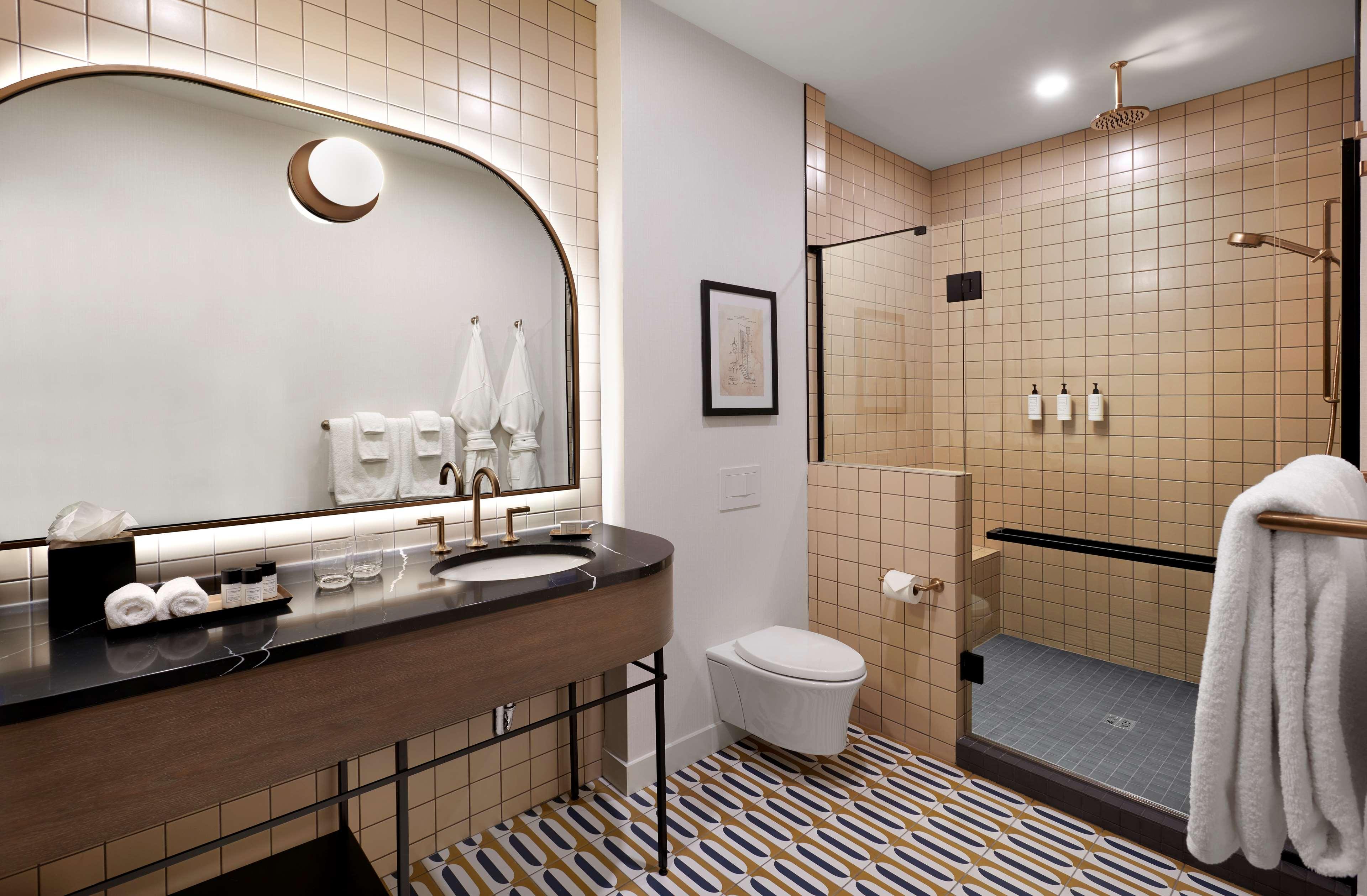 غرفة بسريرين كوين بإطلالة على المدينة، The Westley Calgary Downtown, Tapestry Collection by Hilton 4/4