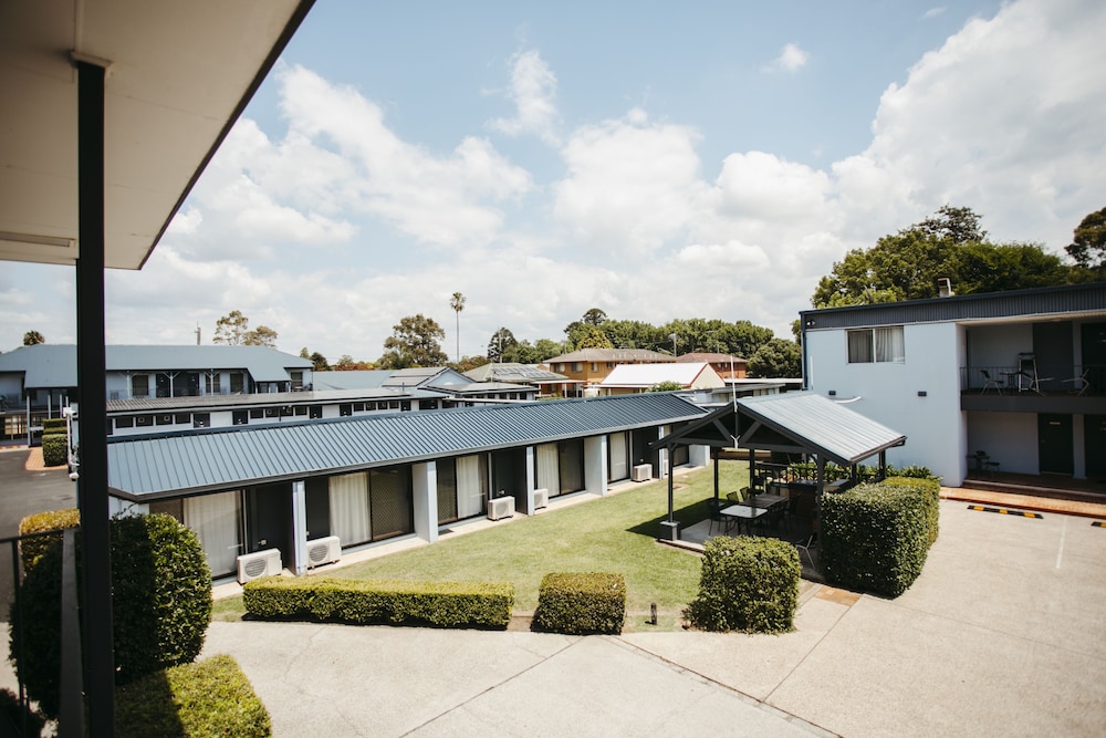 Colonial Motel 46/53