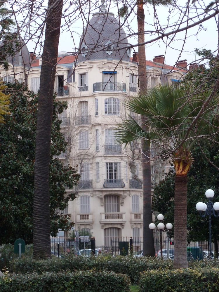 Hotel Victor Hugo 3/50