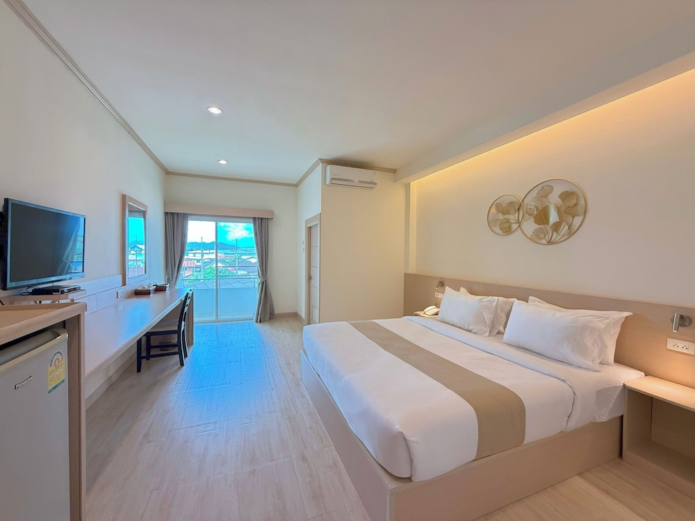 DELUXE, DOUBLE BED, CITY VIEW