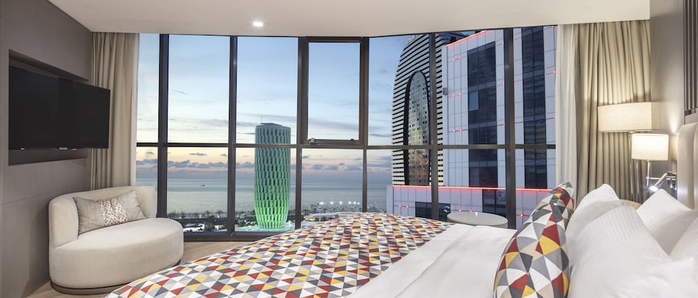 جناح جونيور بسرير كينج بإطلالة على البحر، Ramada Plaza by Wyndham Batumi 2/6