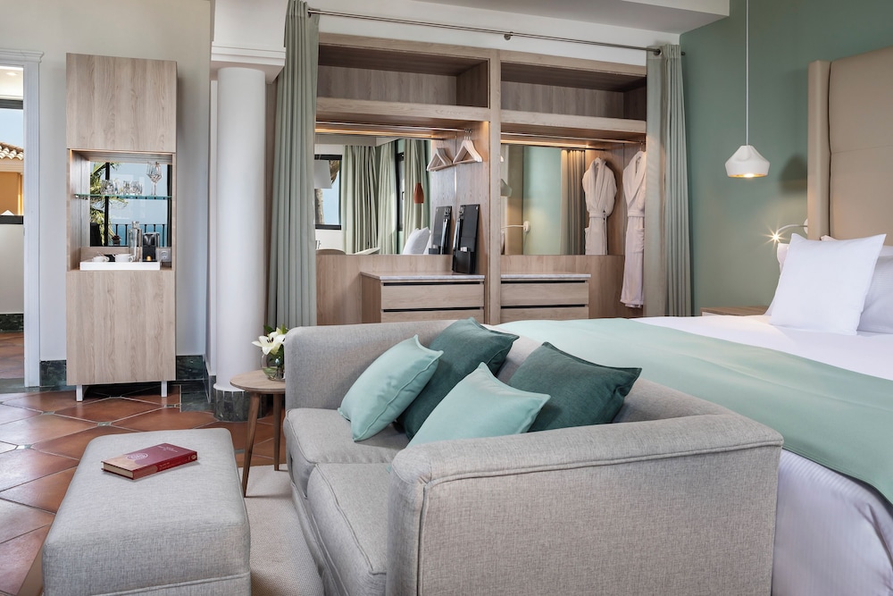 2 Bedrooms, Red Level, Sunset, Junior Suite