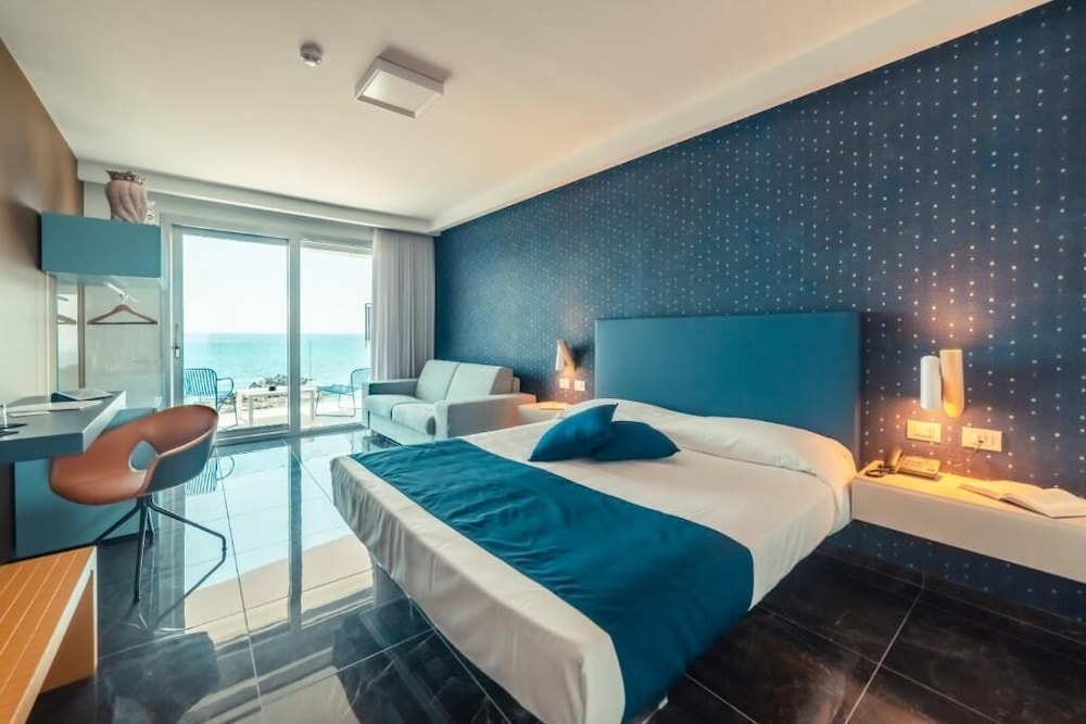 Nautilus Hotel 7/50