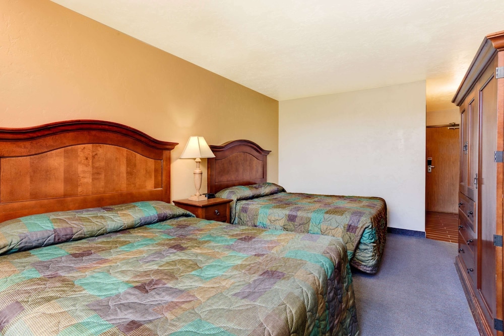 Super 8 By Wyndham Klamath Falls 7/28