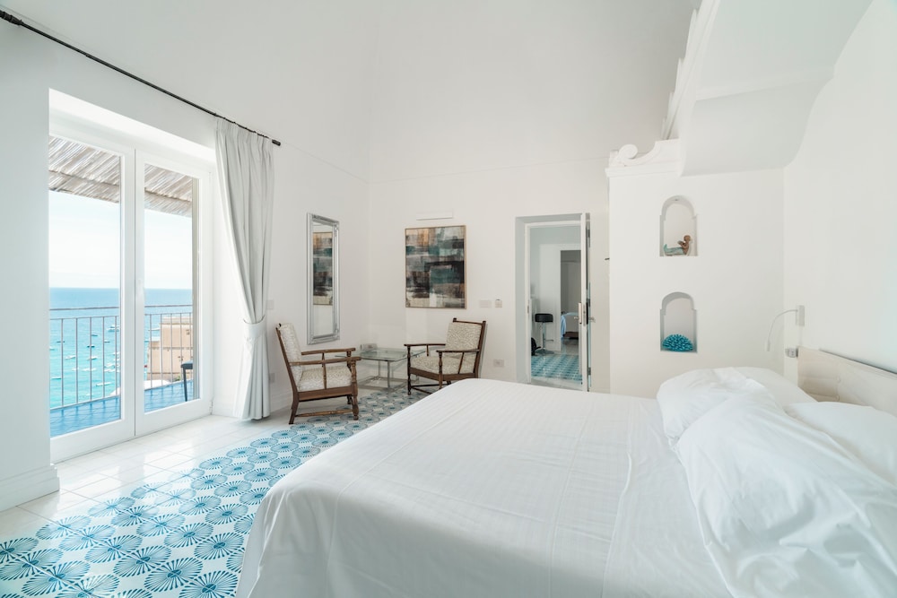 Top, Queen and Twin Beds, Annex