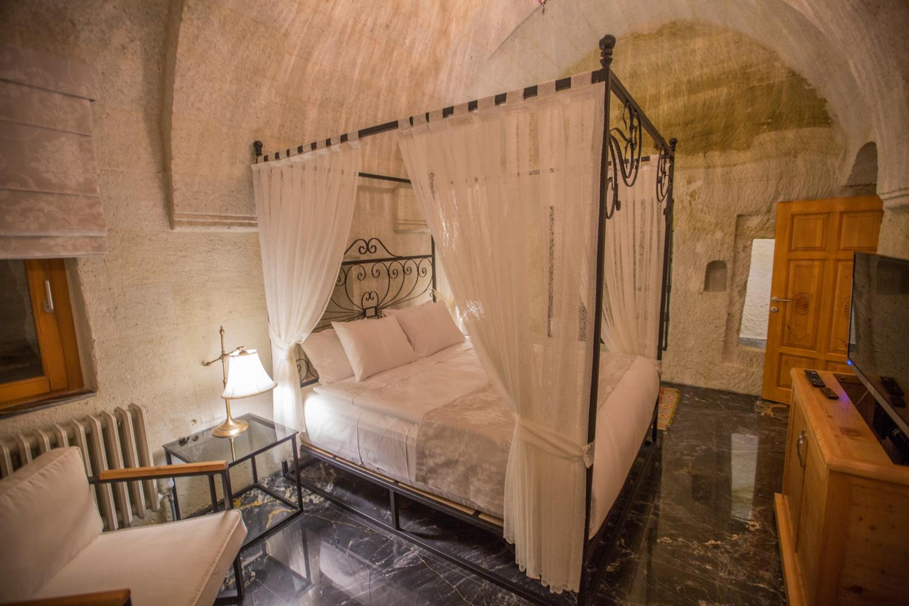Cave, Suite, King Bed