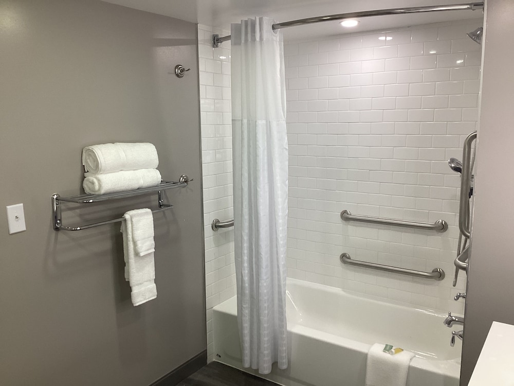 Super 8 by Wyndham Baltimore Northwest 36/40