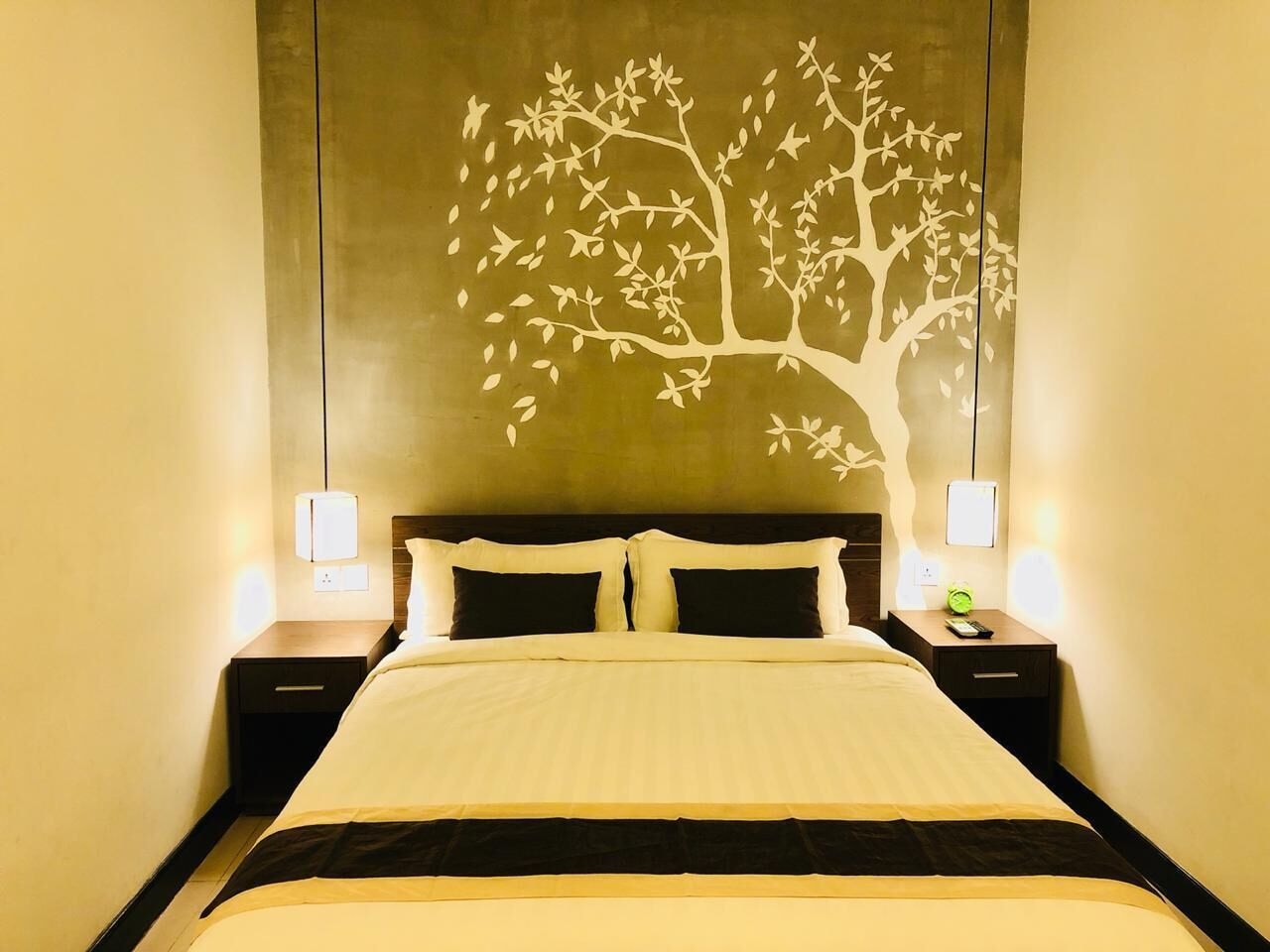 SUPERIOR, QUEEN BED