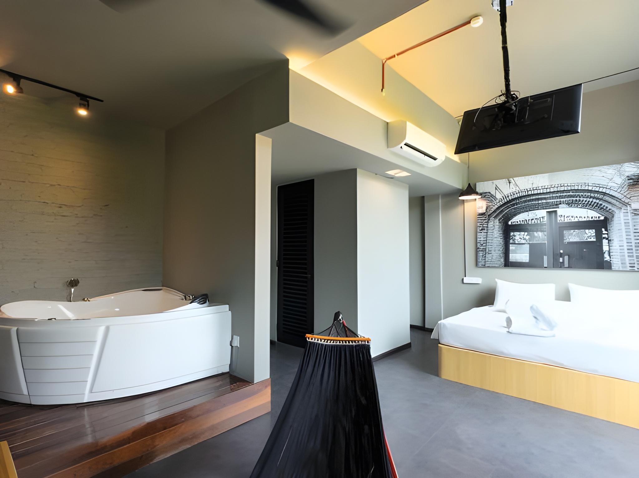 Garden Suite, Hot Tub