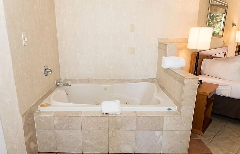 Cedar Park Whirlpool Suites 20/61