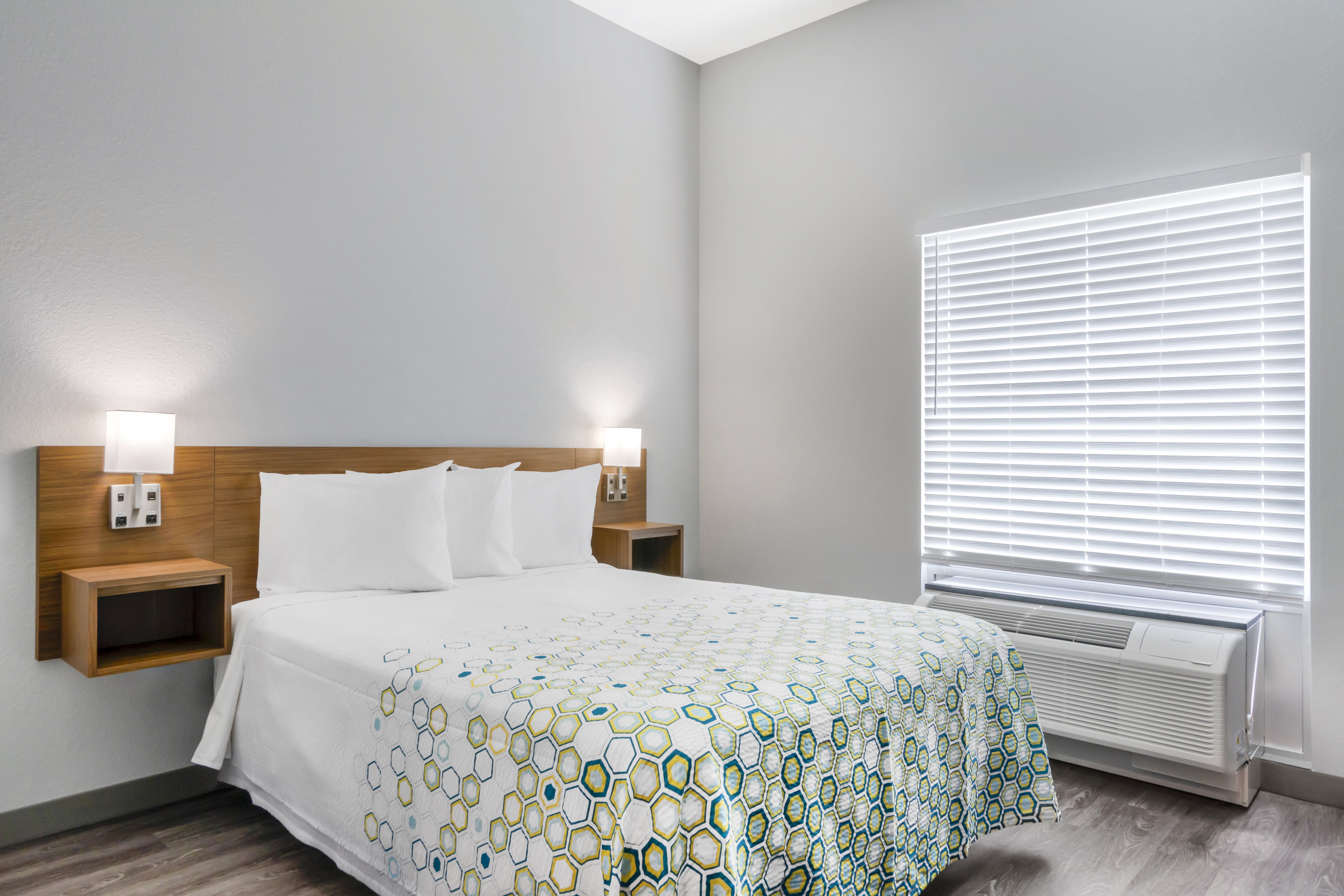 STUDIO, QUEEN BED