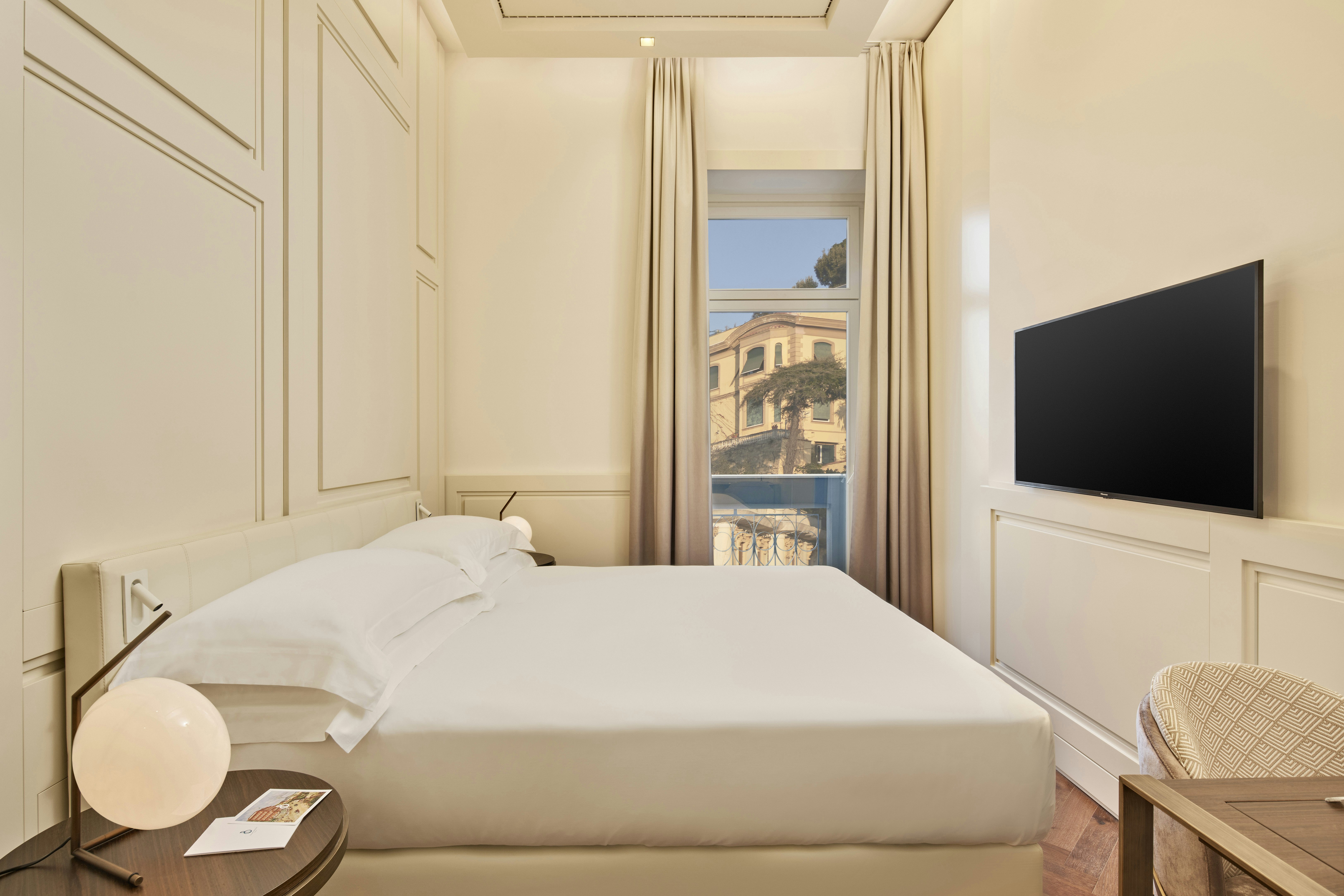 De Bonart Naples, Curio Collection by Hilton 18/50