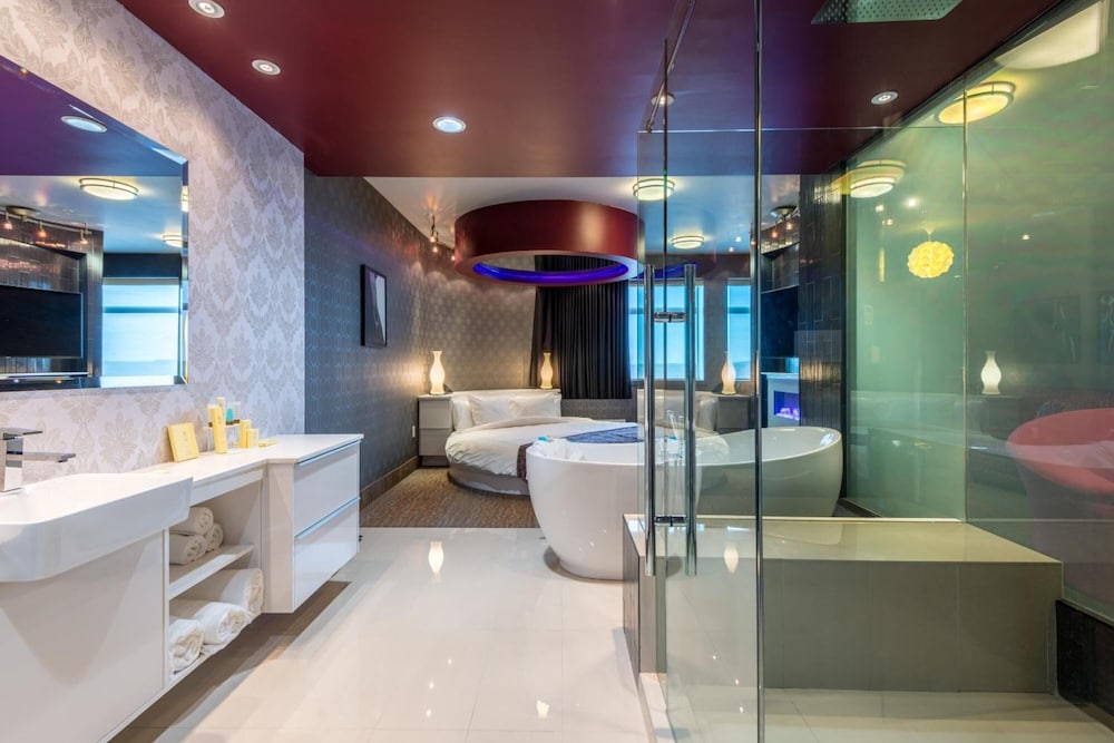 Applause Hotel By Clique 7/58