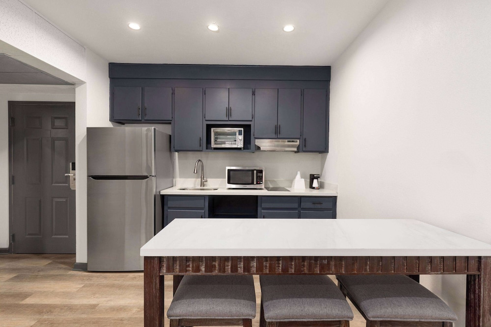 Ramada by Wyndham Studio Suites Dothan 21/35