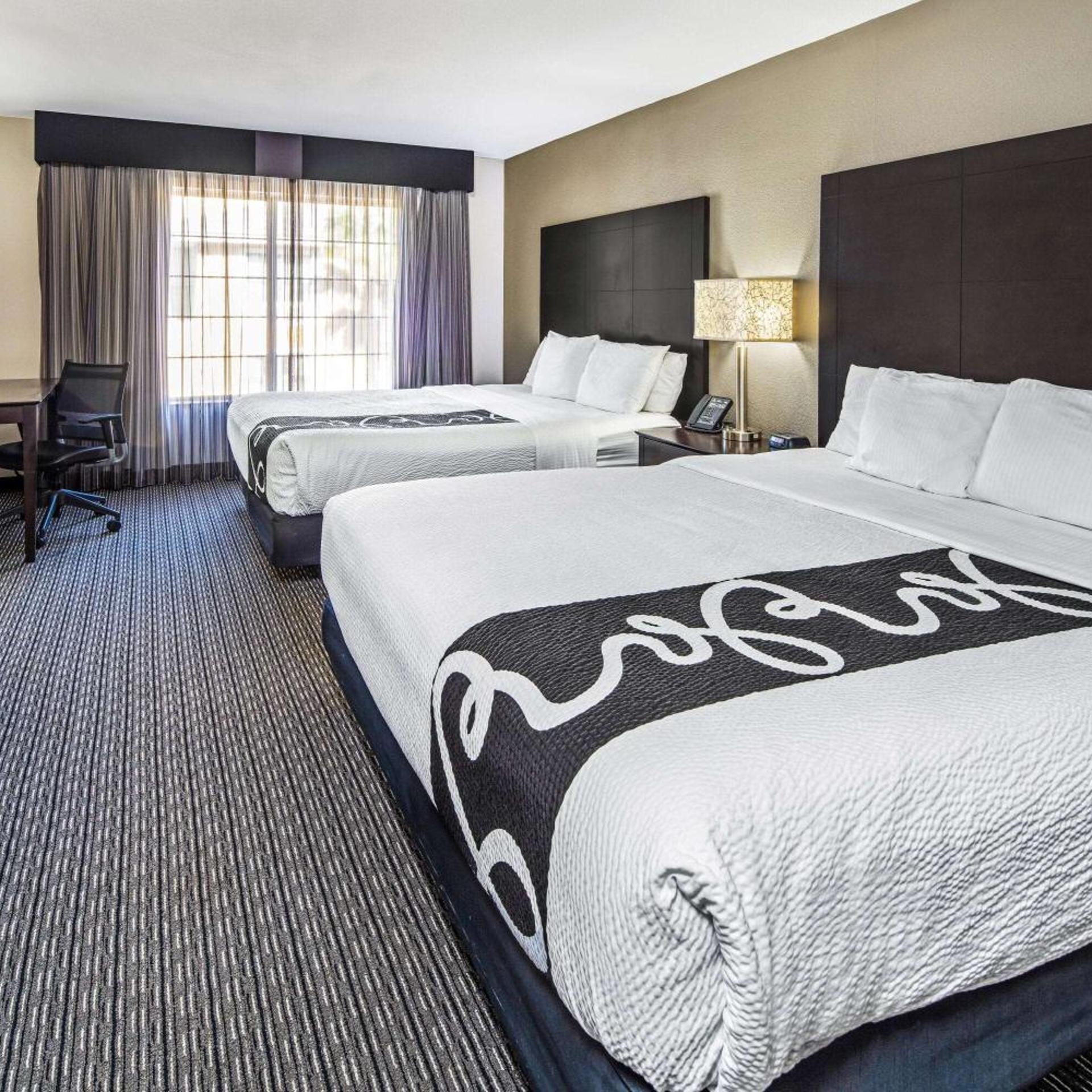 غرفة بسريرين مزدوجين بحوض استحمام لذوي الإعاقة، Holiday Inn Express & Suites Anaheim Convention Center Area 2/8