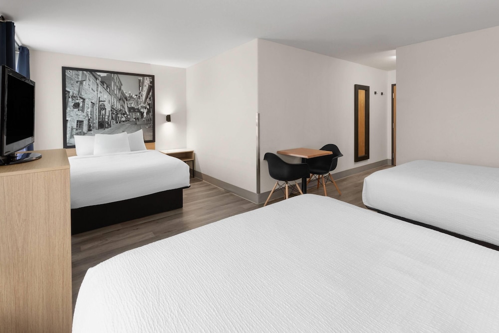 جناح بسرير كينج مع أريكة بجاكوزي، Super 8 By Wyndham Quebec City 5/10