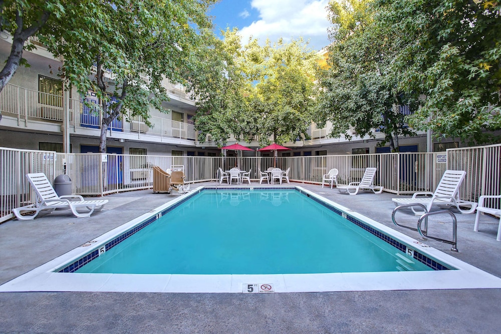 Motel6 Sunnyvale, CA - North 50/60