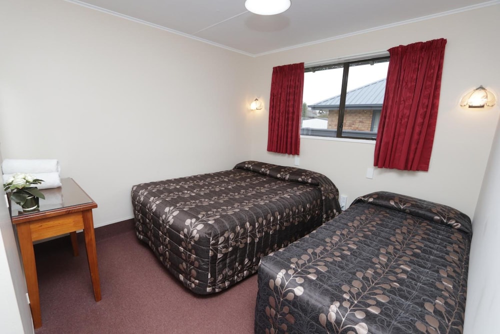 Commodore Motor Lodge 17/58