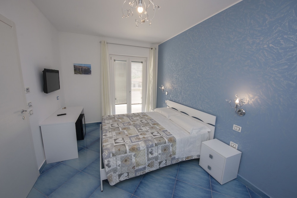 COMFORT, TRIPLE, QUEEN BED, CITY VIEW, SOFA