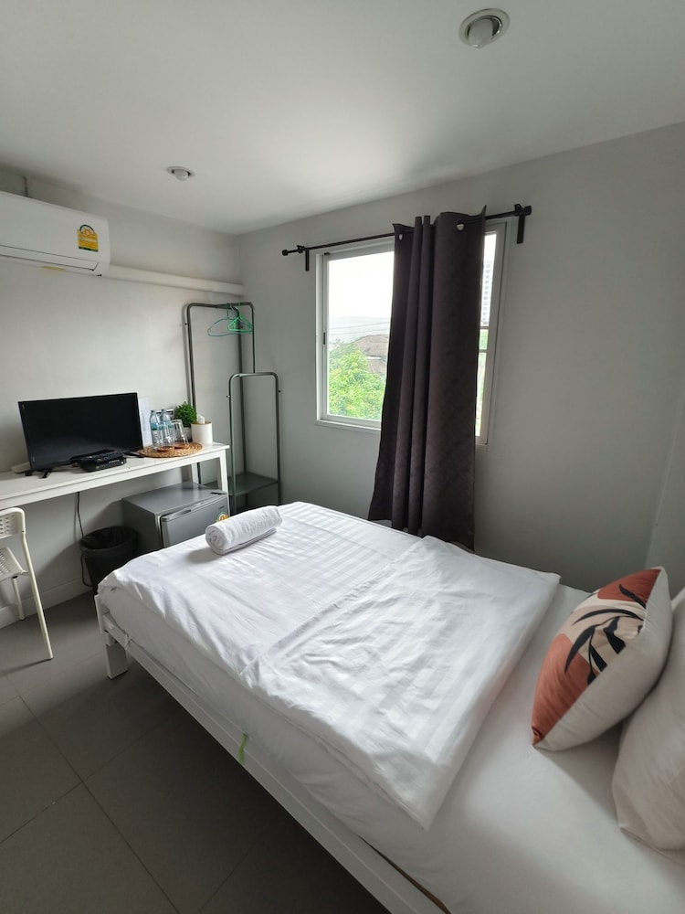 ROOM, DOUBLE OR TWIN BED, CORNER