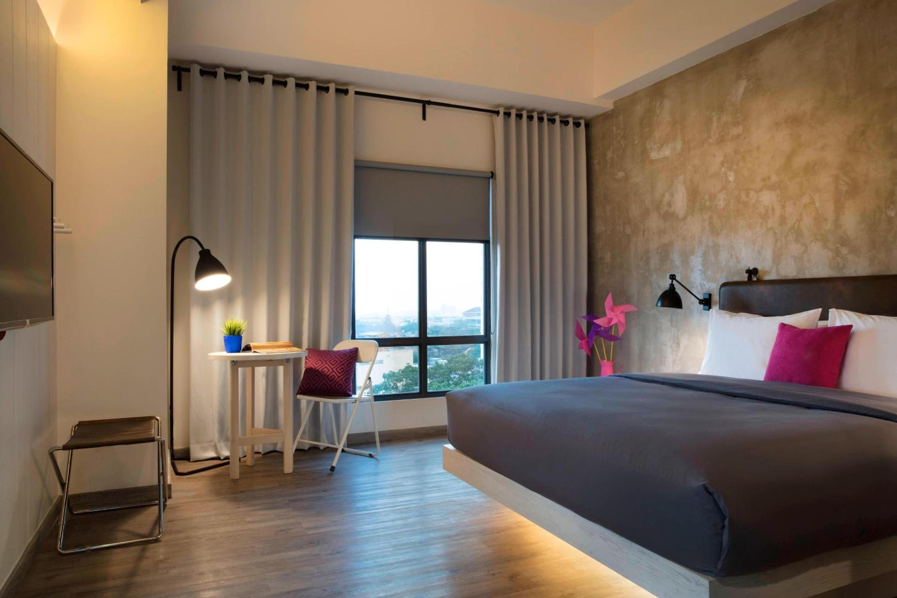 Dago, Queen Bed