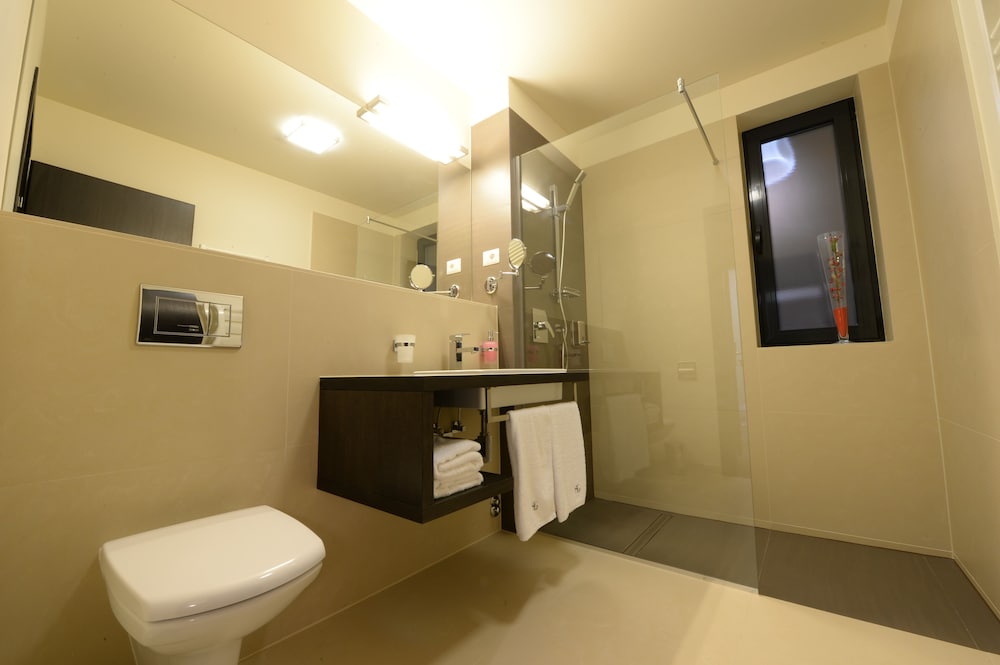 Galaxy Hotel 28/30