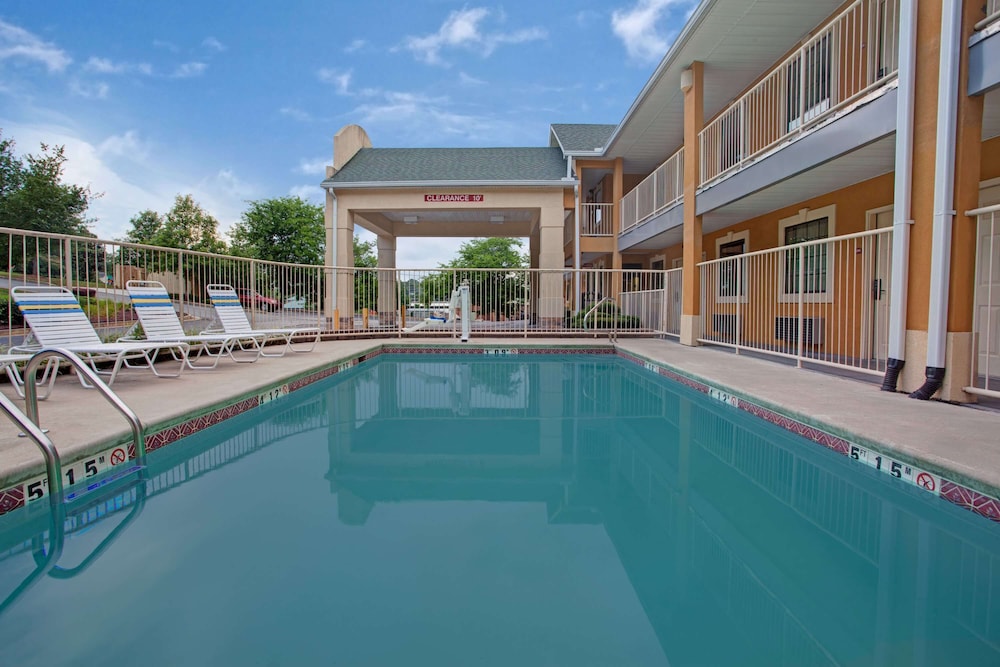 Days Inn by Wyndham Marietta White Water 11/21