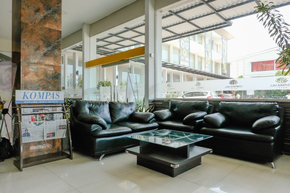 SUPER OYO Townhouse OAK Series Style Hotel Jember 13/21