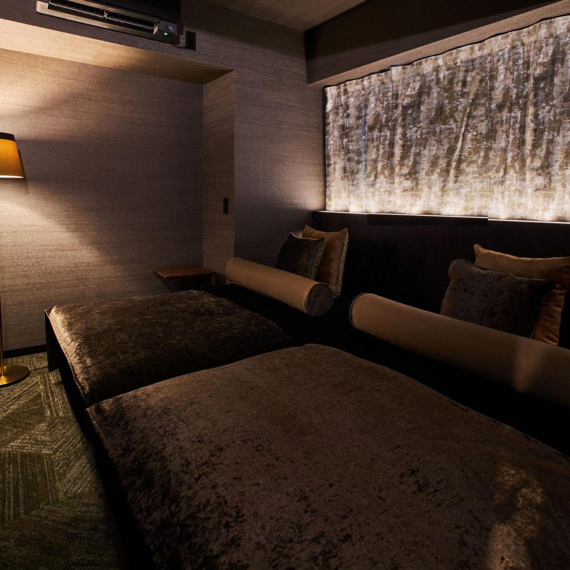 DESIGNER, DELUXE, TWIN BEDS