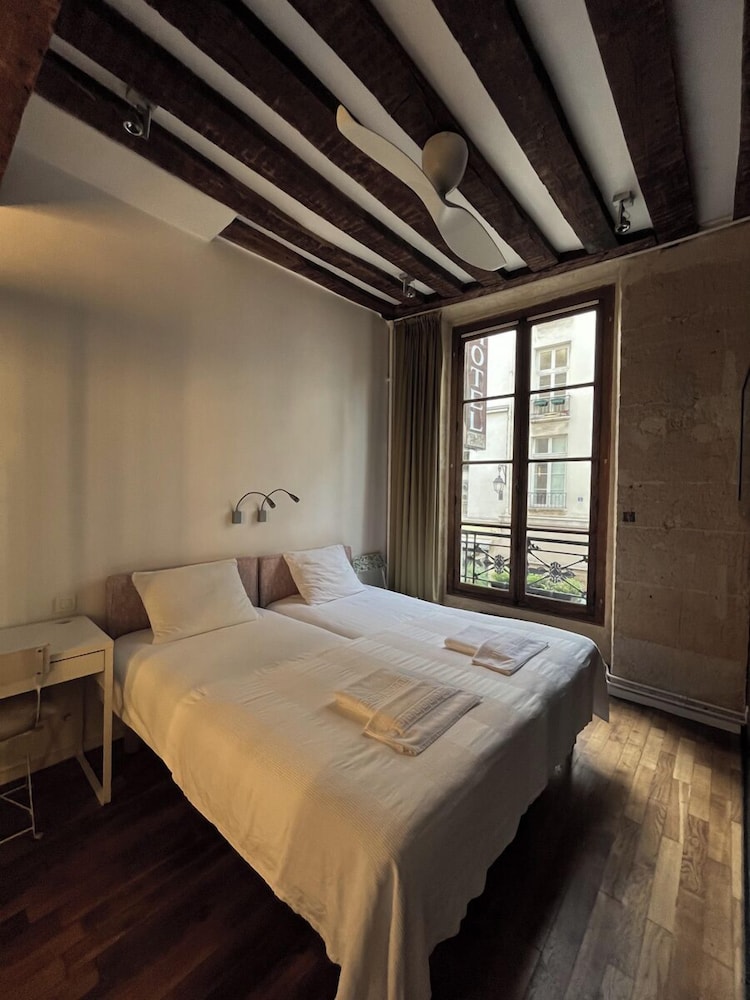 De La Place Des Vosges 26/63