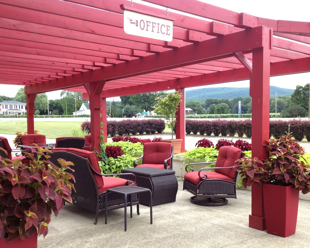 Vinehurst Inn And Suites 49/58